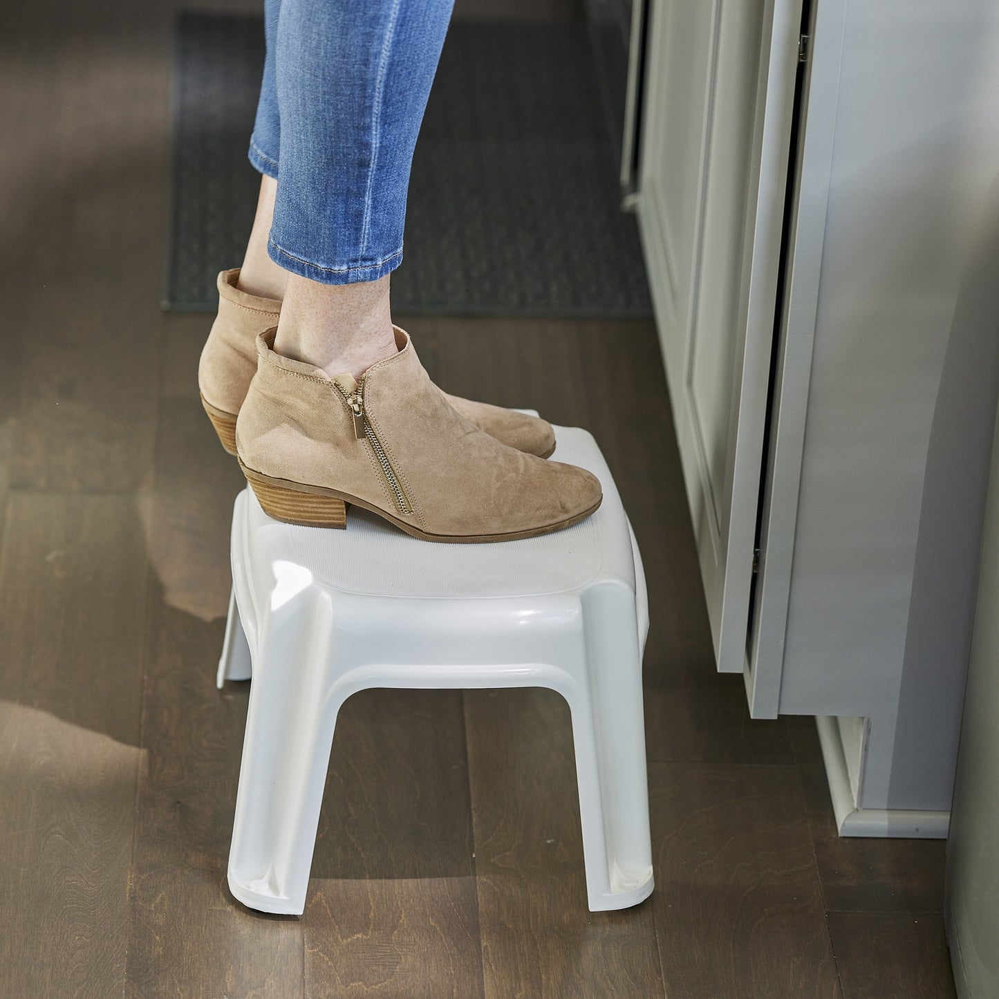 Versatile Gracious Living 9.5-Inch Tall, Sturdy Non Slip Plastic Single Level Home Step Stool, White