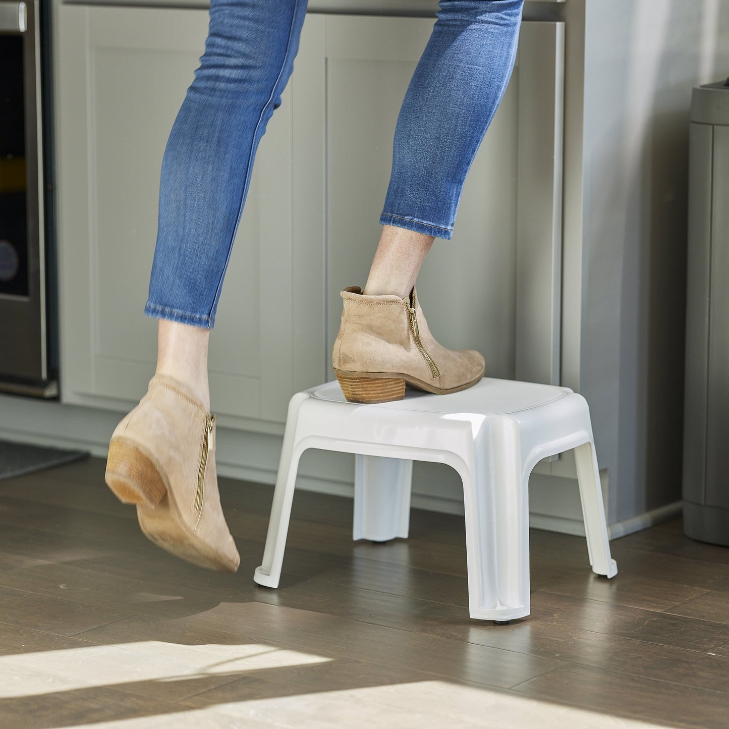 Versatile Gracious Living 9.5-Inch Tall, Sturdy Non Slip Plastic Single Level Home Step Stool, White